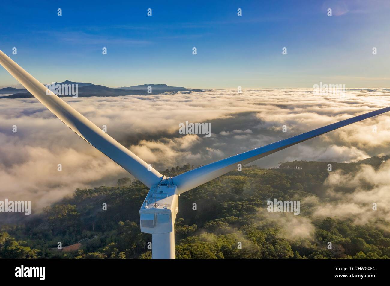 Luftaufnahme von Windmühle oder Windpark im Nebel in CAU DAT Stadt, Da Lat Stadt, Lam Dong, Vietnam Stockfoto