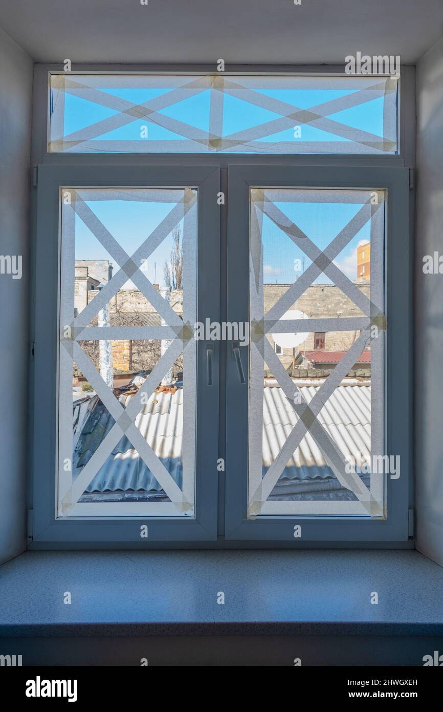 Ukraine-Konflikt, Blick auf die Stadt durch Fenster, die versiegelt wurden, um das Platzen von Glas durch mögliche Schockwellen in Zentral-Odessa, Ukraine, Europa zu vermeiden Stockfoto