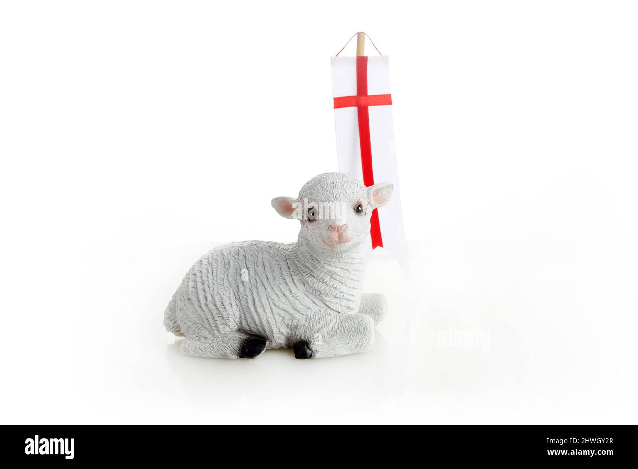 Ostergott Lamm und Flagge auf weißem Hintergrund. Katholische Ostern Hintergrund Stockfoto