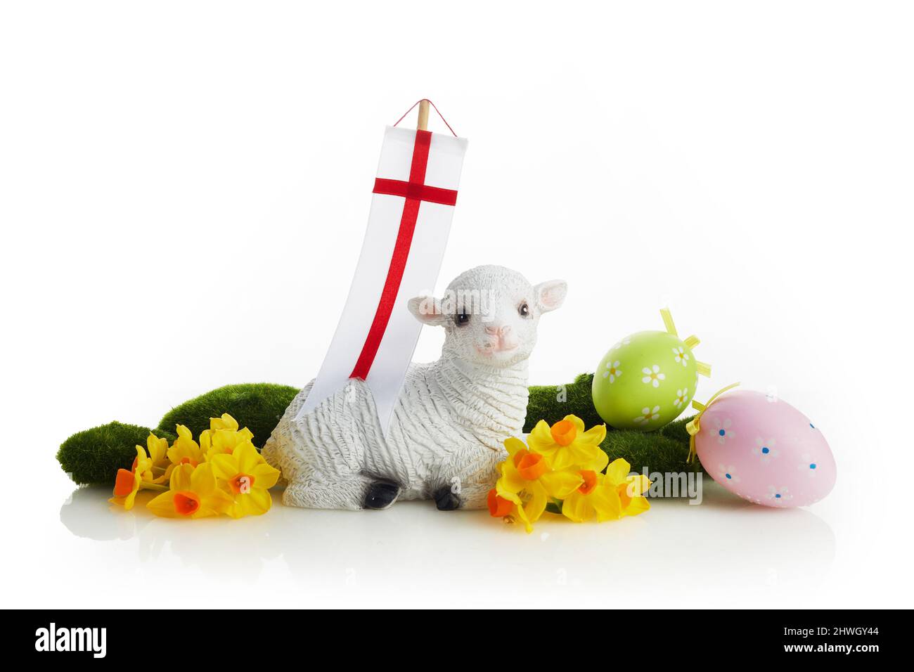 Ostergott Lamm, Eier und Flagge auf weißem Hintergrund. Katholische Ostern Hintergrund Stockfoto