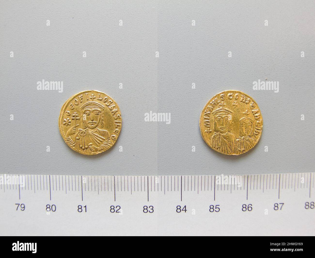 Solidus von Theophilus I; Michael II; Konstantin Sohn von Theophilus aus Konstantinopel. Herrscher: Theophilos I., Kaiser von Byzanz, 812–842, regiert 828–32Ruler: Michael II., Kaiser von Byzanz, 820–829Ruler n. Chr.: Konstantin Sohn des Theophilus, 833–835 Münzstätte: Konstantinopel Künstler: Unbekannt Stockfoto