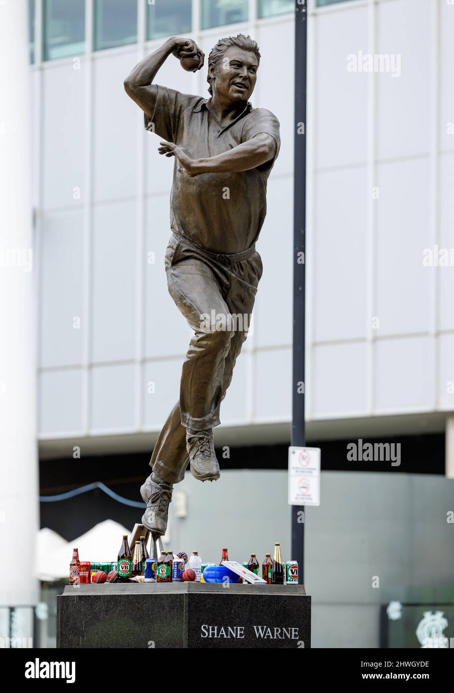 Melbourne, Australien. 06. März 2022. Nach seinem plötzlichen Tod am 4.. März 2022 versammeln sich Menschen um die Büste des legendären Spin-Bowlers Shane Warne auf dem Melbourne Cricket Ground (MCG). Quelle: Corleve/Alamy Live News Stockfoto