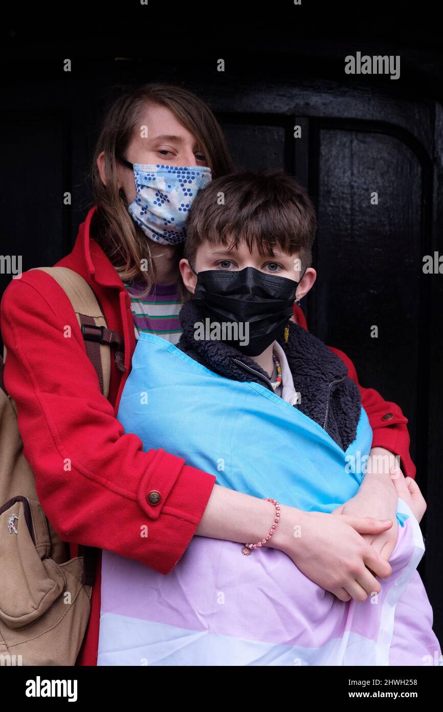 London, Großbritannien. 5. März 2022. Trans-Leute und Unterstützer fordern Trans-Autonomie jetzt. Die Beantragung eines Gender Recognition Certificate (GRC) bedarf noch der Genehmigung von Ärzten, Psychiater und Ehepartnern. Hindernisse für den Übergang sind ableist, rassistisch, klassizistisch und basieren auf veralteten Geschlechterstereotypen. Quelle: Joao Daniel Pereira/Alamy Live News. Stockfoto