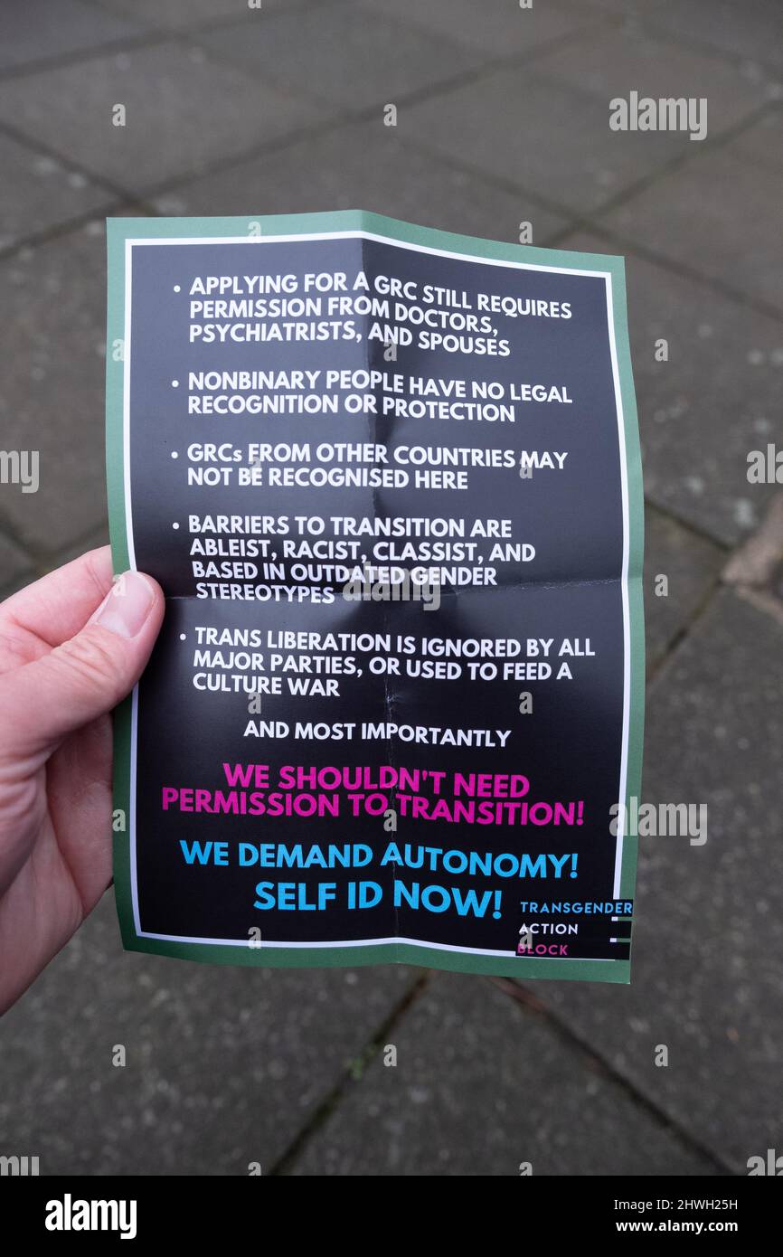 London, Großbritannien. 5. März 2022. Trans-Leute und Unterstützer fordern Trans-Autonomie jetzt. Die Beantragung eines Gender Recognition Certificate (GRC) bedarf noch der Genehmigung von Ärzten, Psychiater und Ehepartnern. Hindernisse für den Übergang sind ableist, rassistisch, klassizistisch und basieren auf veralteten Geschlechterstereotypen. Quelle: Joao Daniel Pereira/Alamy Live News. Stockfoto