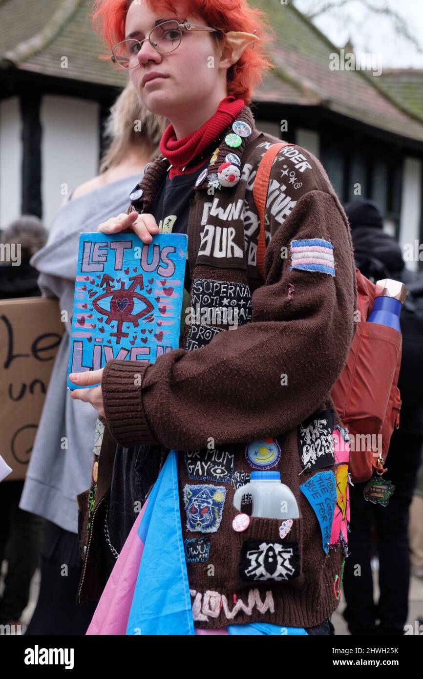 London, Großbritannien. 5. März 2022. Trans-Leute und Unterstützer fordern Trans-Autonomie jetzt. Die Beantragung eines Gender Recognition Certificate (GRC) bedarf noch der Genehmigung von Ärzten, Psychiater und Ehepartnern. Hindernisse für den Übergang sind ableist, rassistisch, klassizistisch und basieren auf veralteten Geschlechterstereotypen. Quelle: Joao Daniel Pereira/Alamy Live News. Stockfoto