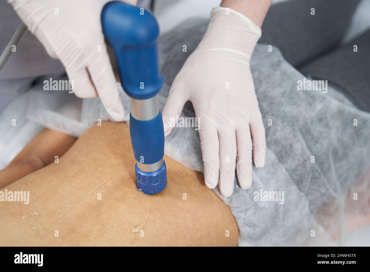 Massage im Salon mit Arzt Stockfoto