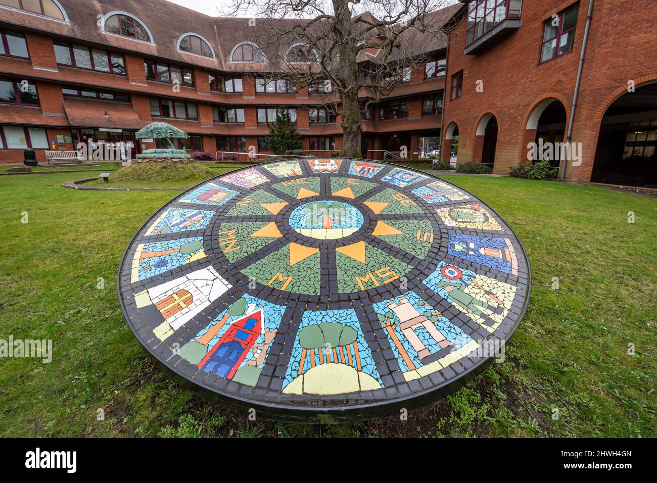 Das Surrey Heath Mosaic vor den Civic Offices in Camberley Town, Surrey Heath Borough Council Building, England, Großbritannien Stockfoto