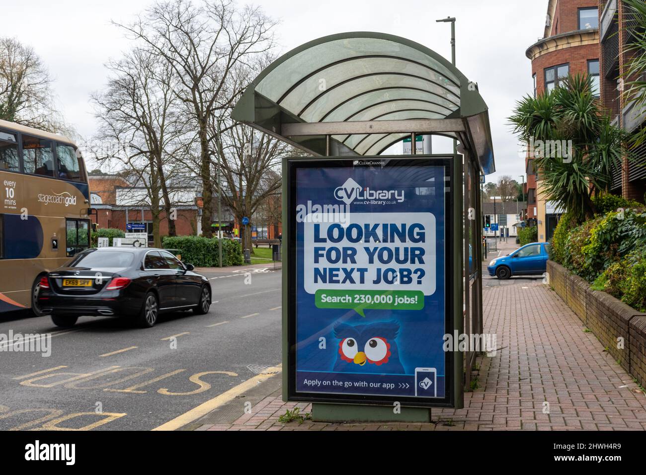 Anzeige für Jobbörse CV-Library (Personalbeschaffungsunternehmen) in einer Busstation in Surrey, England, Großbritannien Stockfoto