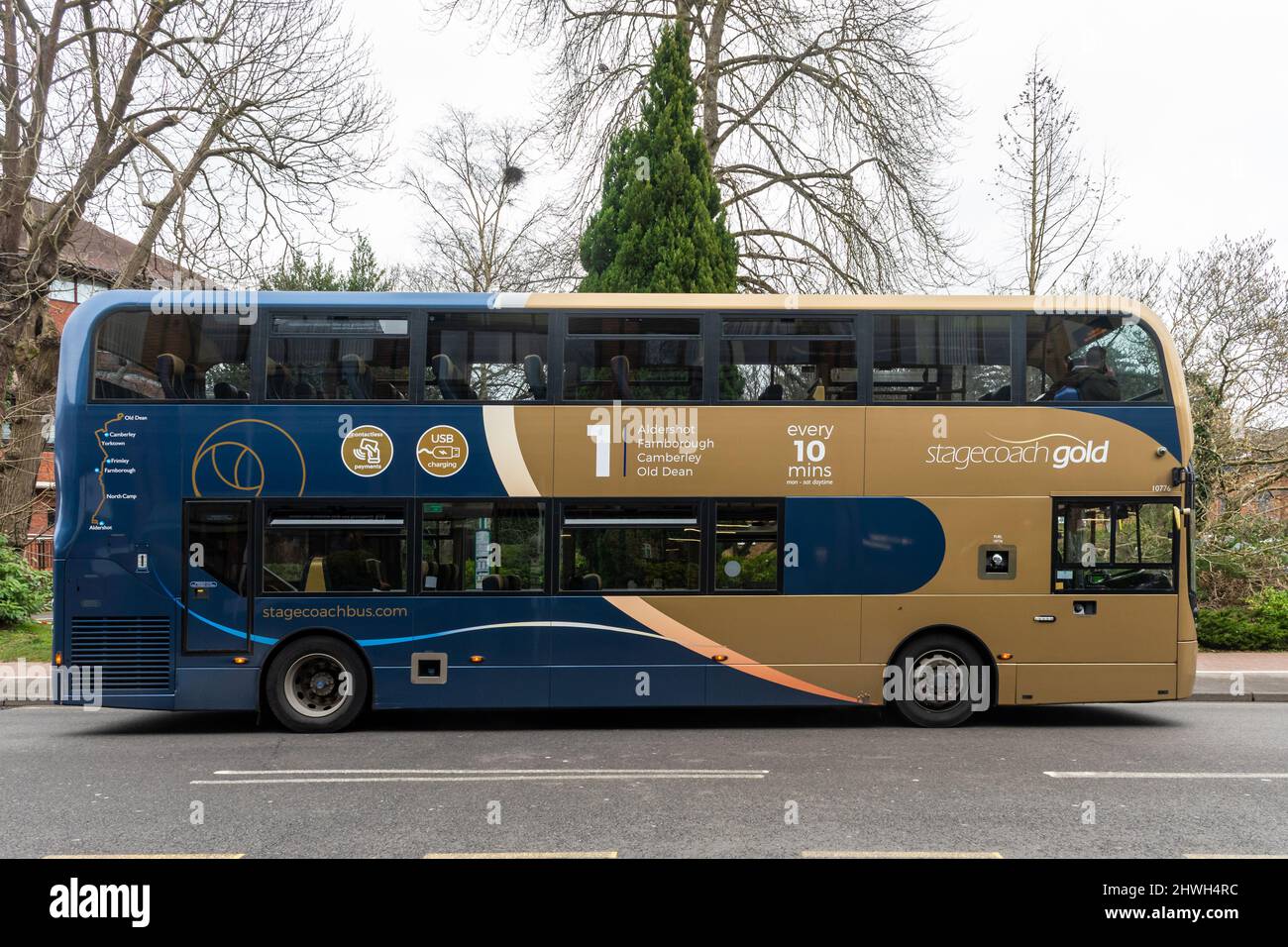 Stagecoach Gold Doppeldeckerbus, Fahrzeug für öffentliche Verkehrsmittel in Camberley, Surrey, England, Großbritannien Stockfoto