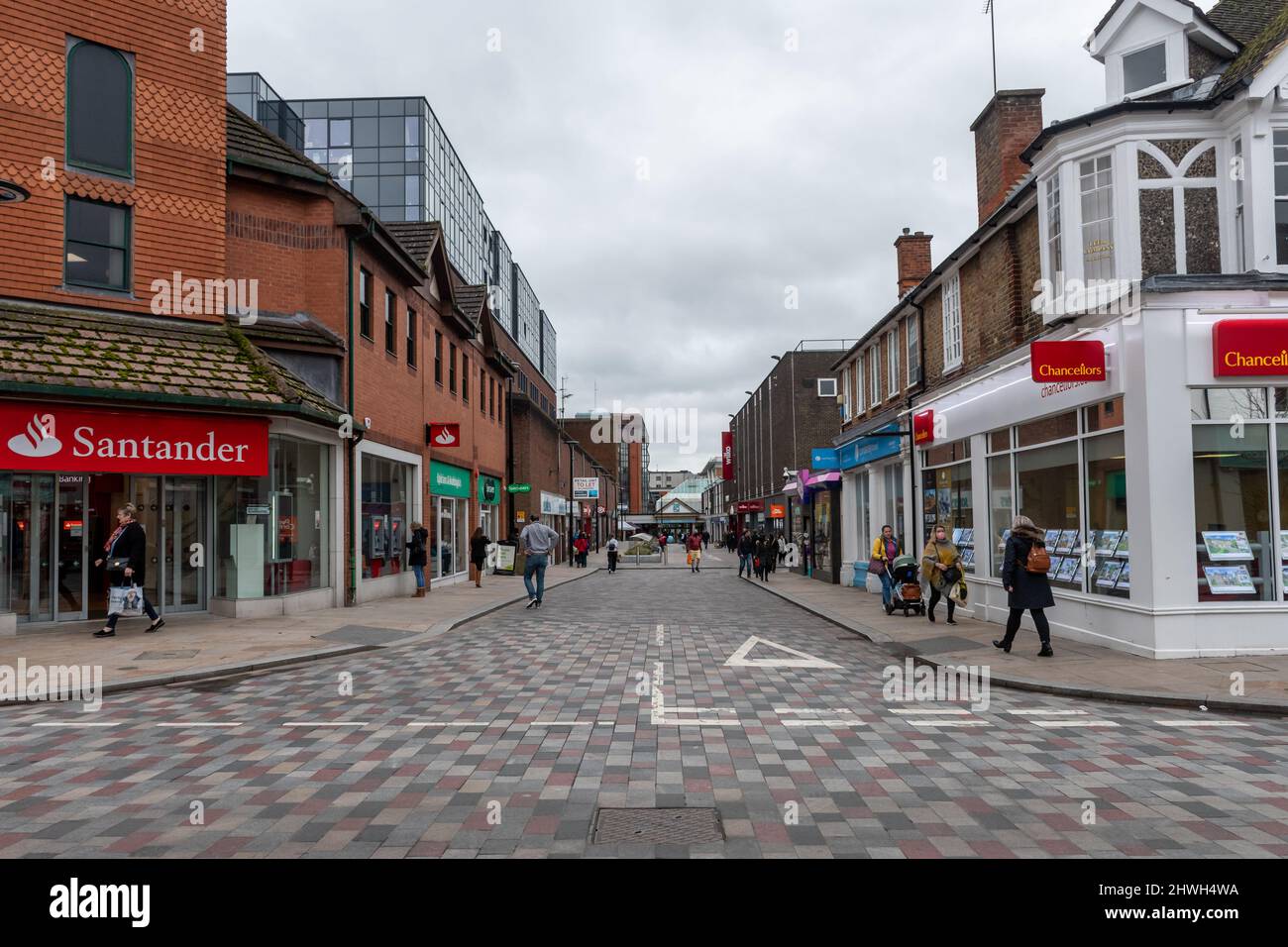 Blick auf die Einkaufsstraße Princess Way im Stadtzentrum von Camberley, Surrey, England, Großbritannien, mit vielen Einkäufern Stockfoto