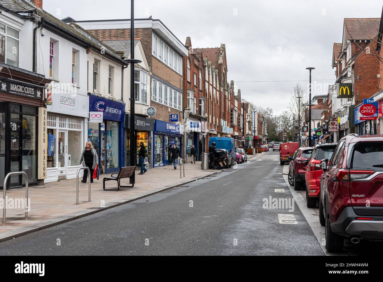 Blick auf die High Street im Stadtzentrum von Camberley mit Geschäften und Unternehmen, Surrey, England, Großbritannien und Menschen einkaufen Stockfoto