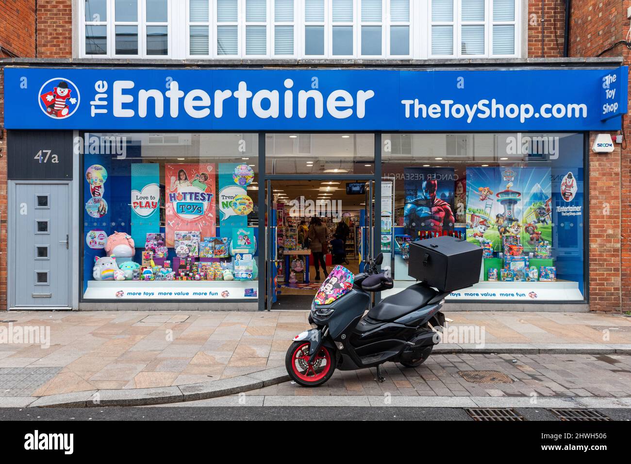 Der Entertainer-Spielzeugladen in der Hauptstraße im Stadtzentrum von Camberley, Surrey, England, Großbritannien Stockfoto