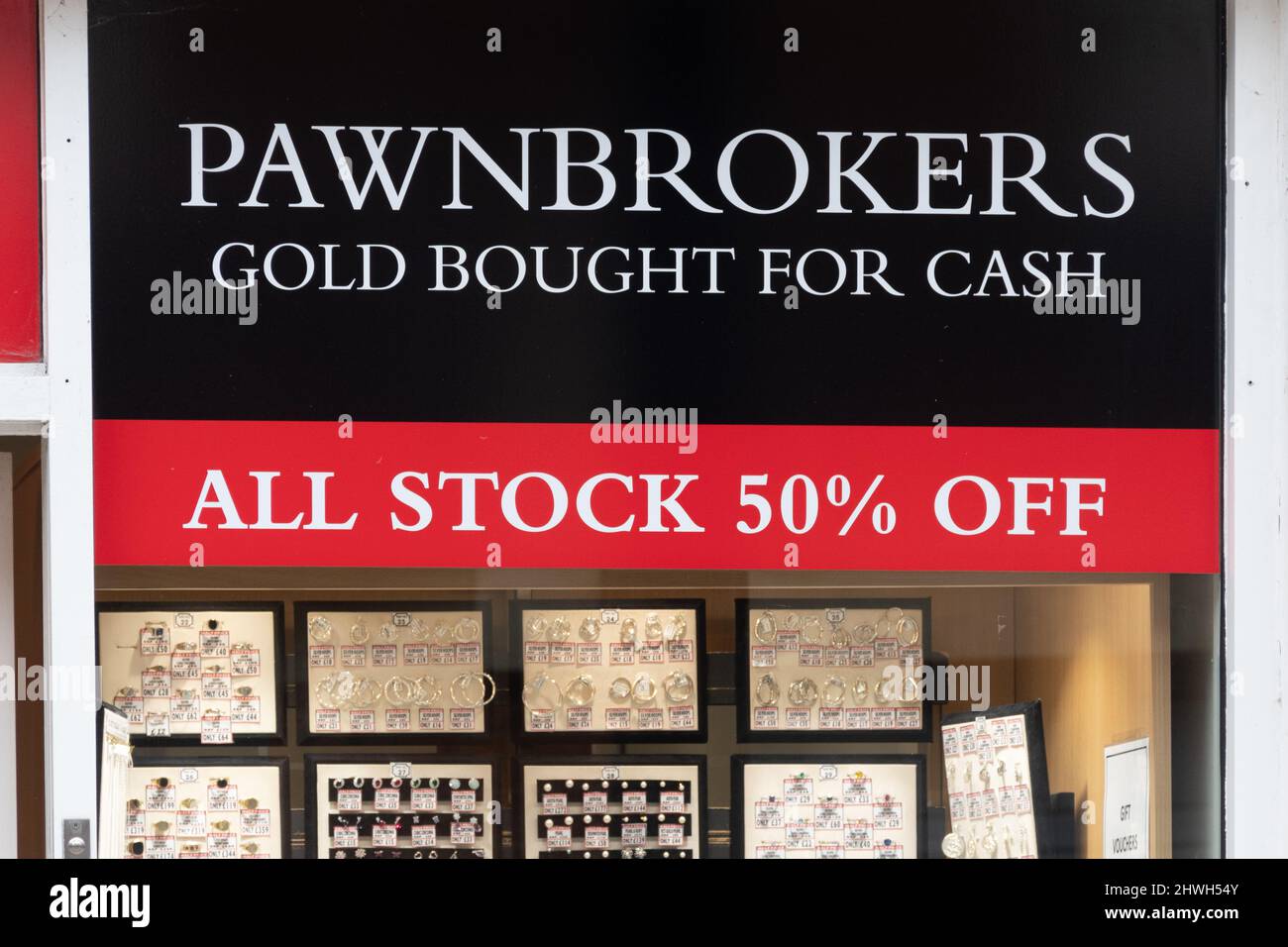 Pfandhäuser unterschreiben, Gold kaufte für Bargeld, in einem Juweliergeschäft Schaufenster, Camberley High Street, Surrey, Großbritannien Stockfoto