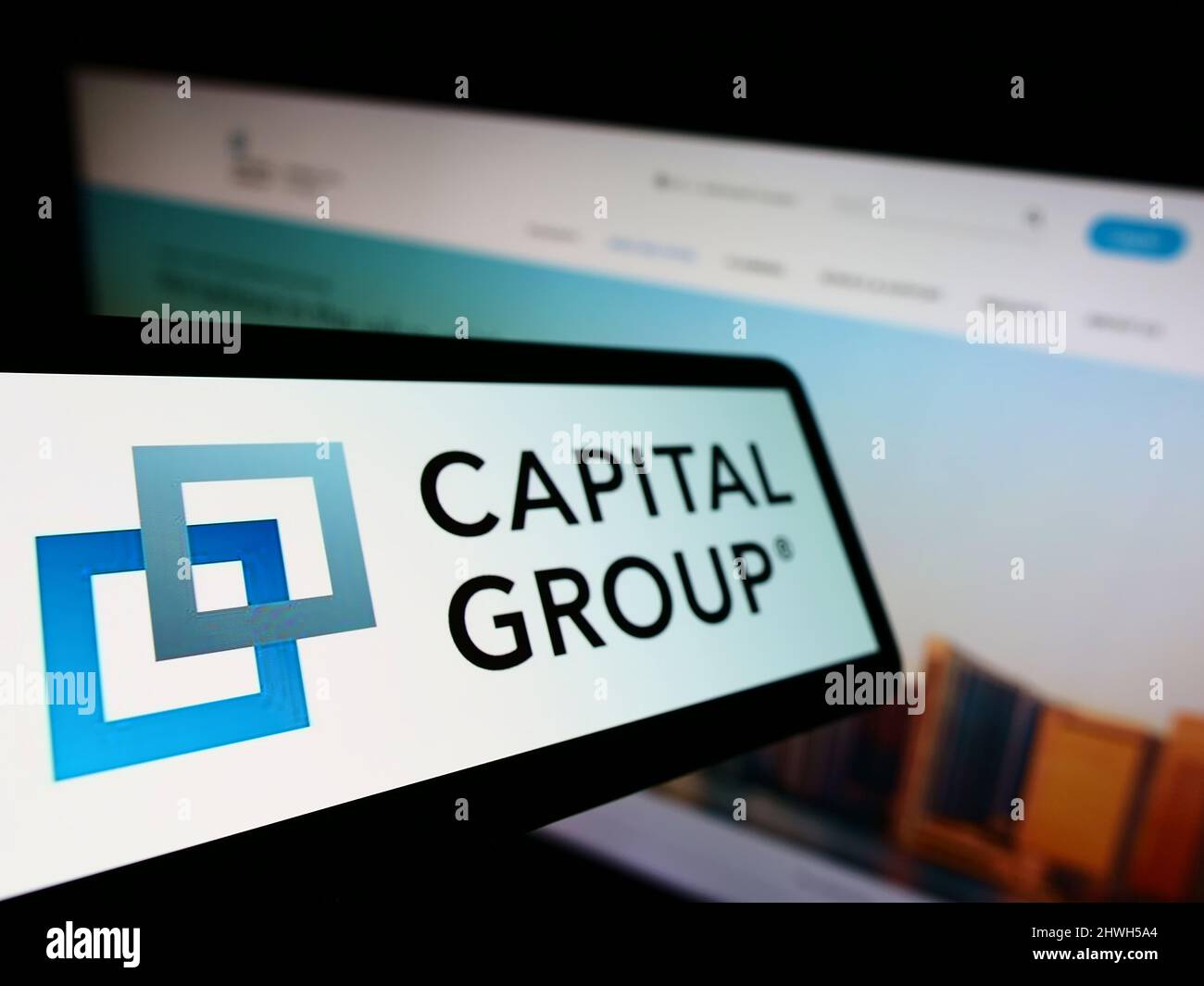 Handy mit Logo der amerikanischen Finanzgesellschaft Capital Group Companies Inc. Auf dem Bildschirm vor der Website. Konzentrieren Sie sich auf die linke Seite des Telefondisplays. Stockfoto