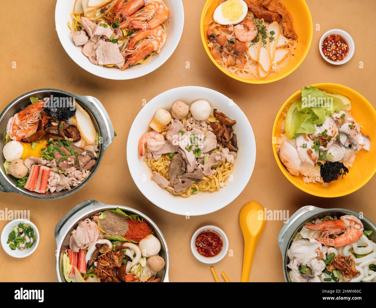 Chinesische Meeresfrüchte-Tisch mit Tom Yum, Xiao Wan, Fisch in Scheiben, Haferbrei, Bienenfreund, Schwarze Soja-Sauce, in einer Schüssel mit Suppe, Chilisauce, Frühlingszwiebeln top vi Stockfoto