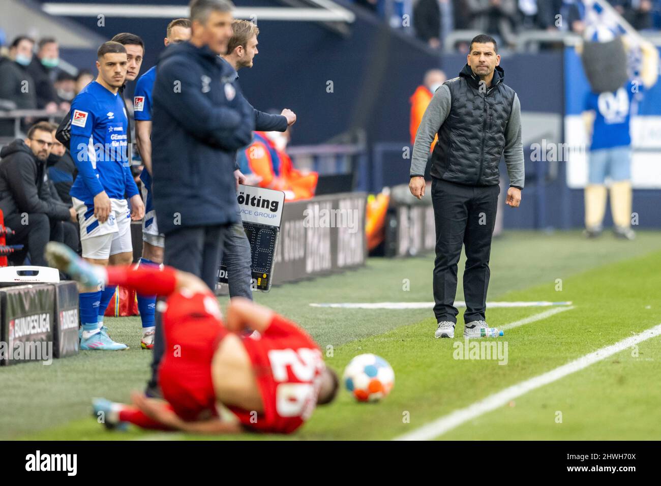 Gelsenkirchen, Deutschland. 05. März 2022. Fußball: 2. Bundesliga, FC  Schalke 04 - Hansa Rostock, Matchday 25, Veltins Arena: Schalkes Trainer  Dimitrios Grammozis (r) schaut sich das Spiel an. Kredit: David  Inderlied/dpa/Alamy Live Nachrichten ...