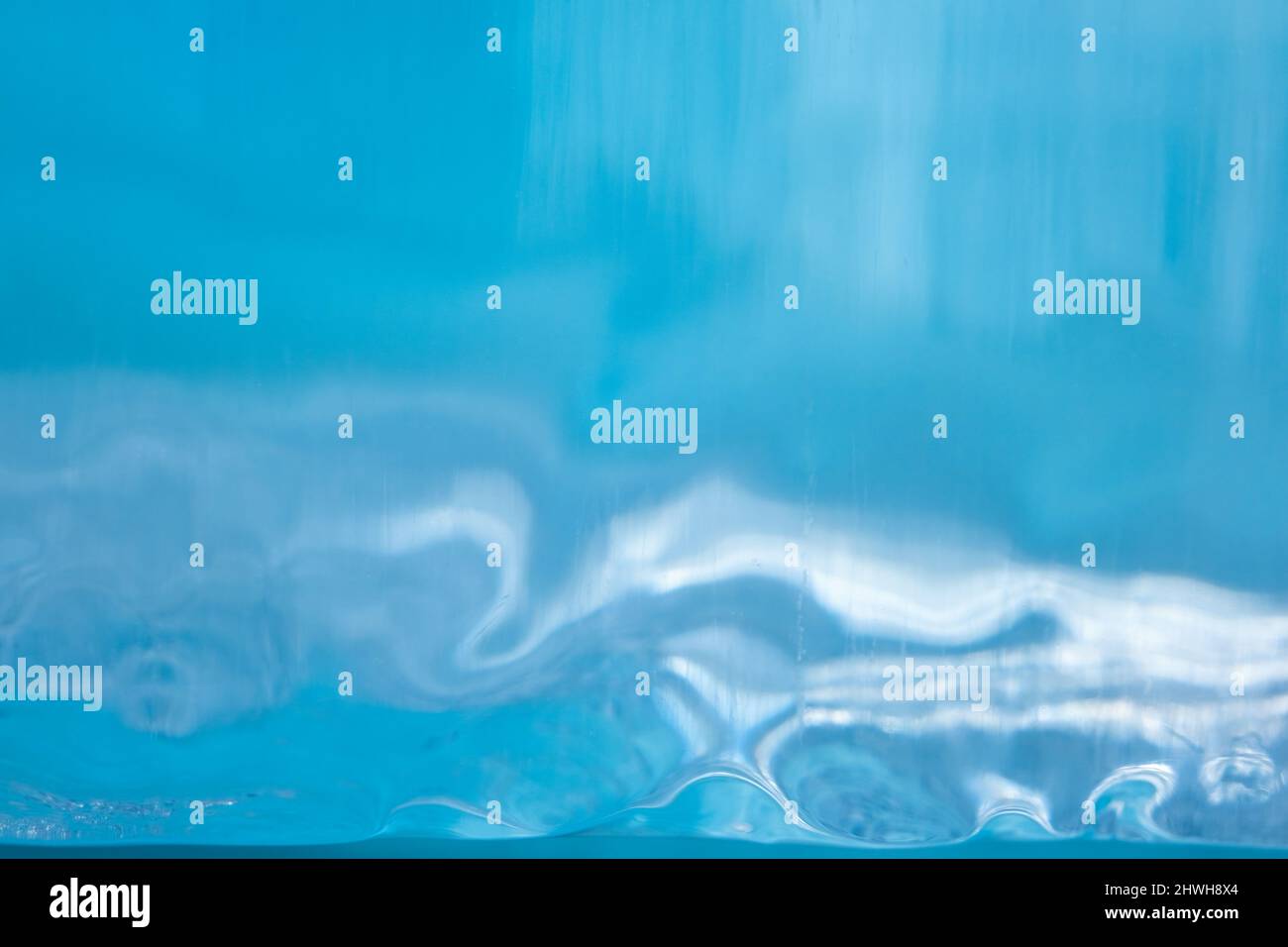 Blauer, abstrakter, strukturierter Eishintergrund Stockfoto