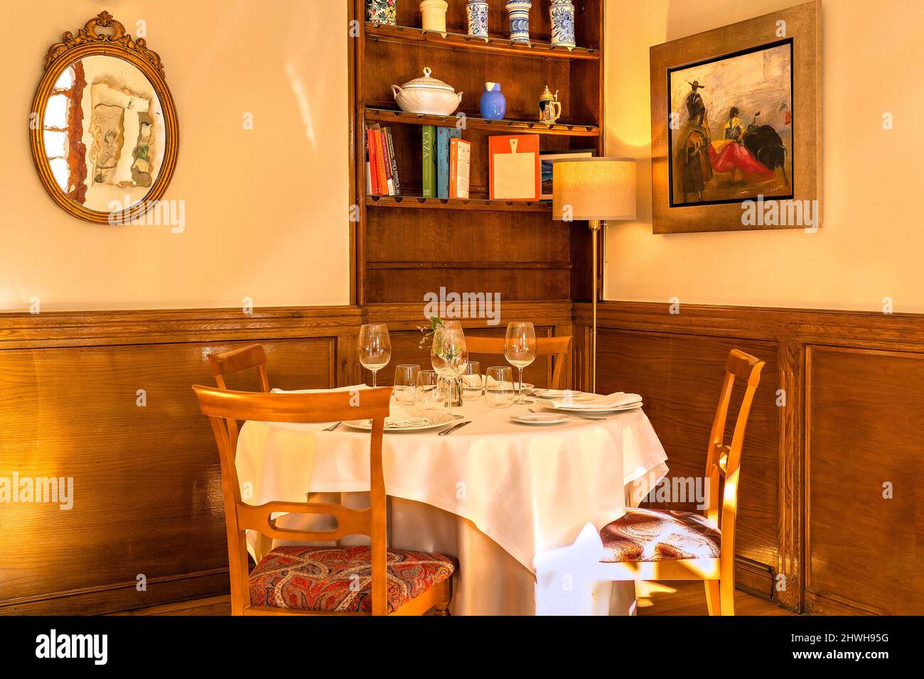 Innenansicht eines leeren Restaurants mit einem Tisch in einer Ecke, in einer warmen und freundlichen Atmosphäre. Stockfoto