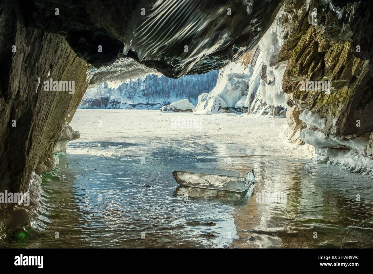 Eishöhle am Baikalsee im Winter Stockfoto