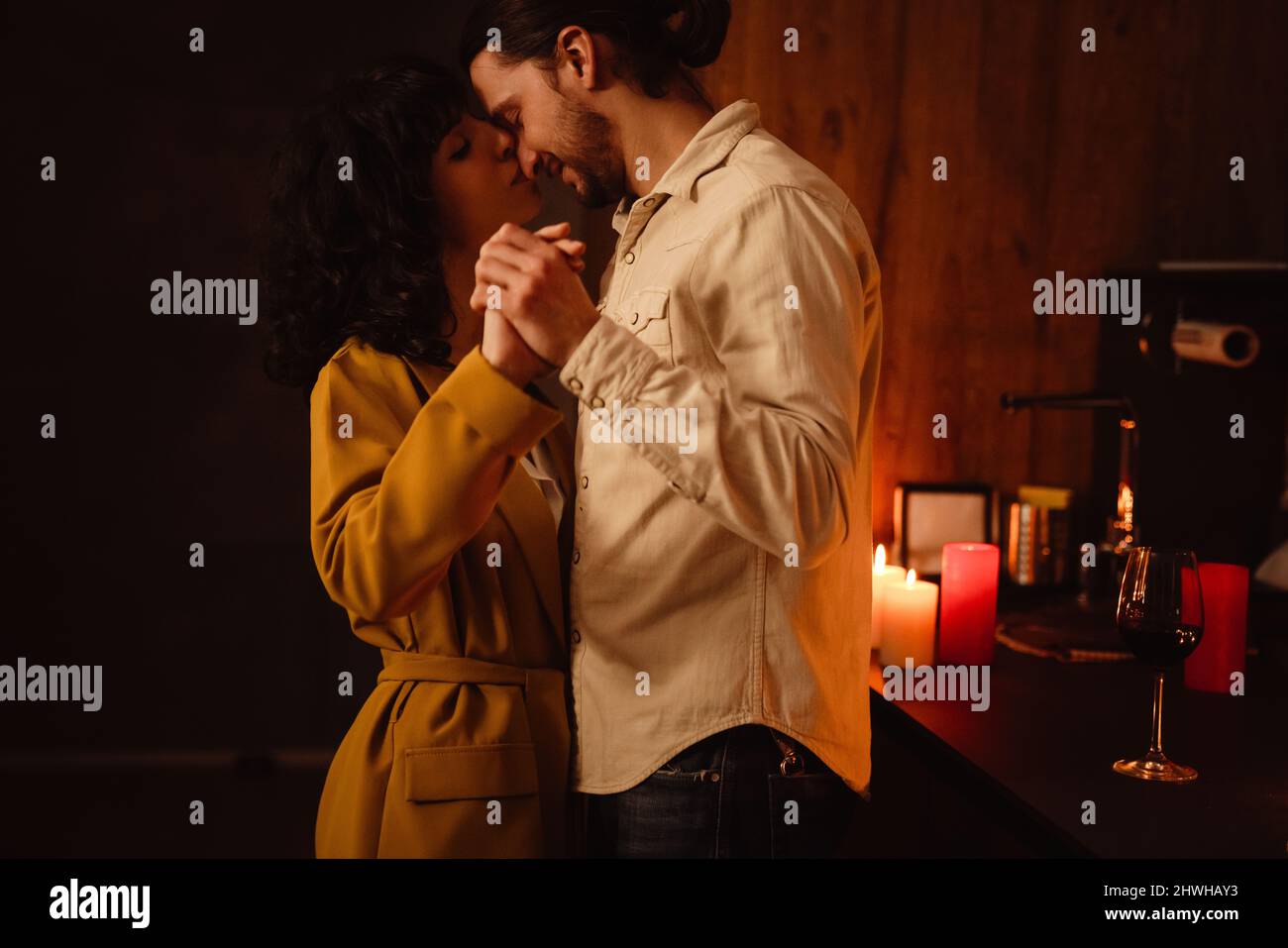 Weiße romantische Paar küssen beim Tanzen zu Hause drinnen Stockfoto