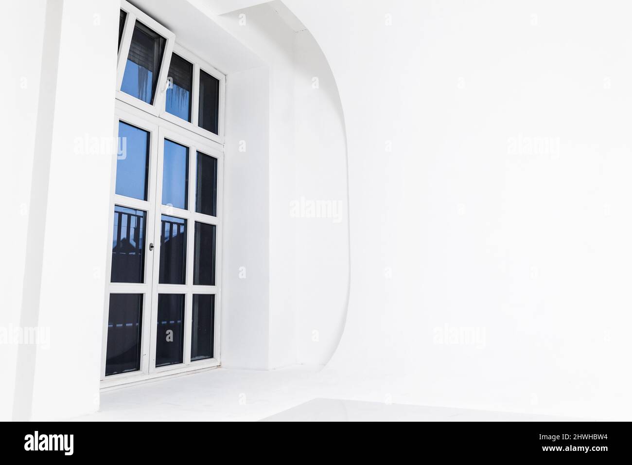 Abstraktes weißes Studio-Innenhintergrund, leere leere Cyclorama-Struktur und Fenster in weißem Rahmen Stockfoto
