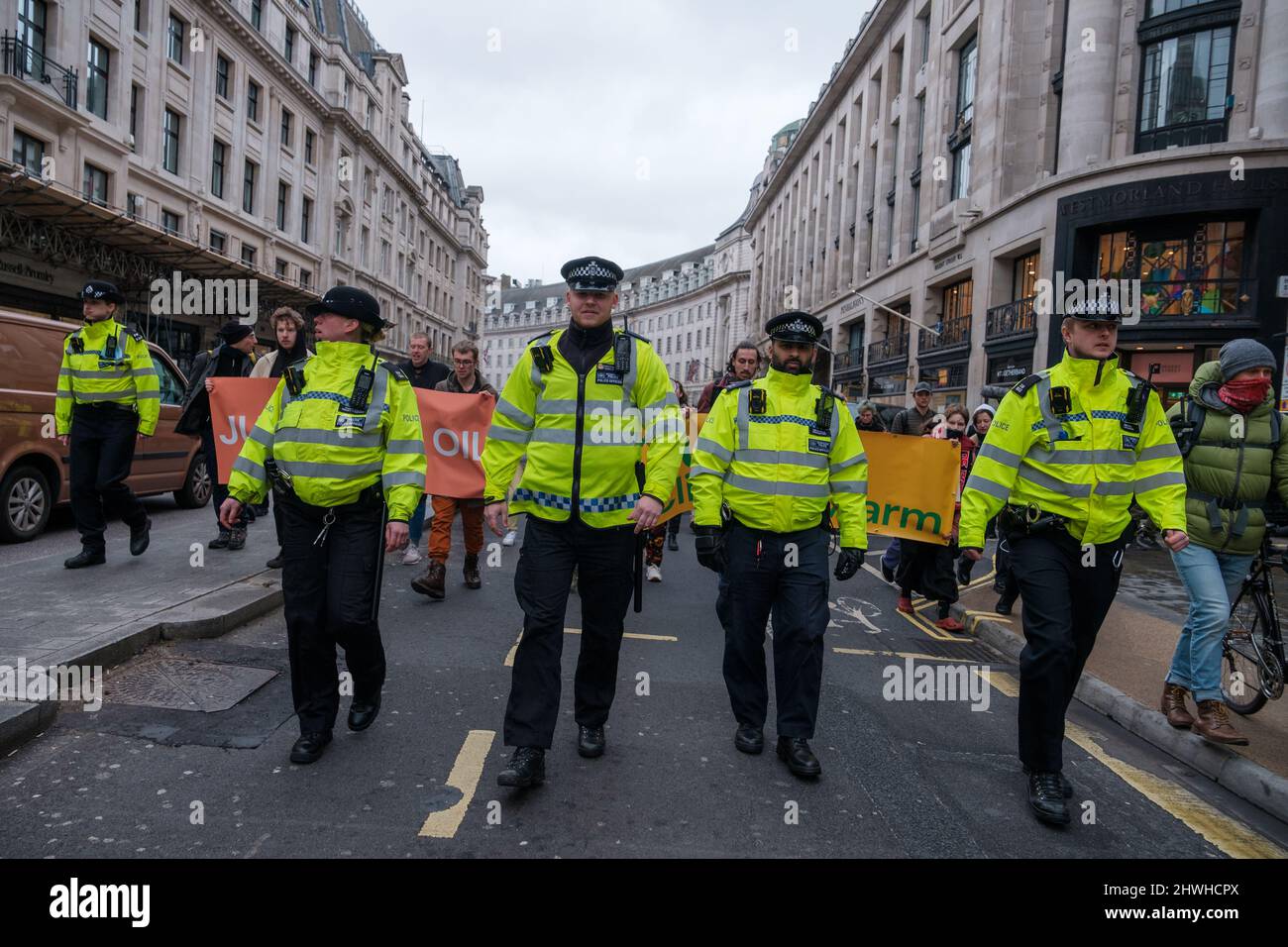 Youth Climate Swarm protestiert gegen den Einsatz von Öl durch London und hält an verschiedenen Hauptkreuzungen im Stadtzentrum Stockfoto