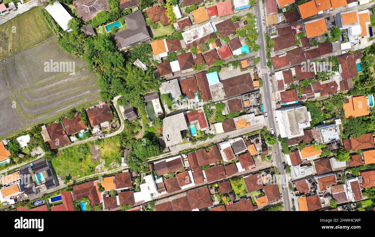 Draufsicht auf ein Wohngebiet an der Jalan Pantai Batu Mejan Road in Canggu, Bali, Indonesien Stockfoto