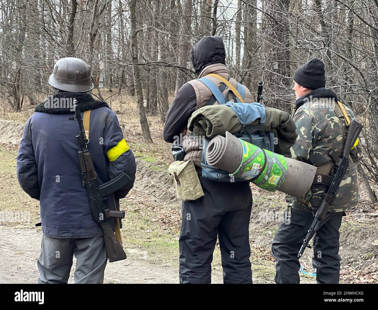 Bewaffnete ukrainische Männer in Kiew, Ukraine, während der russischen Invasion, als Russland am 24. Februar in die Ukraine einmarschierte, abgebildet am 6. März 2022. (CTK-Foto/Pav Stockfoto