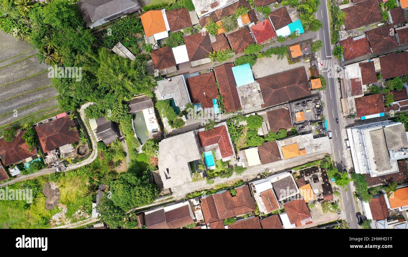 Draufsicht auf ein Wohngebiet an der Jalan Pantai Batu Mejan Road in Canggu, Bali, Indonesien Stockfoto