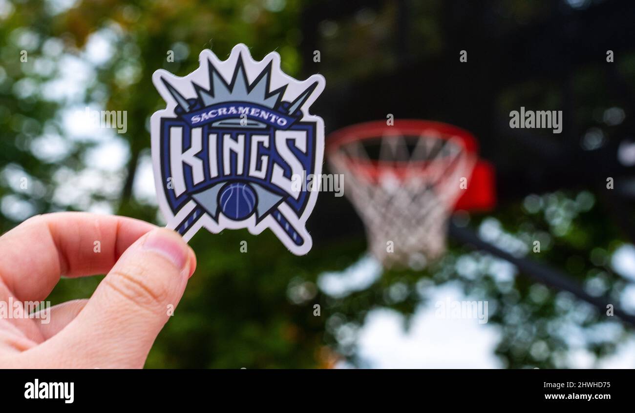 15. September 2021, Sacramento, USA, Ein Mann hält das Emblem des Basketballclubs Sacramento Kings auf dem Sportplatz in der Hand. Stockfoto