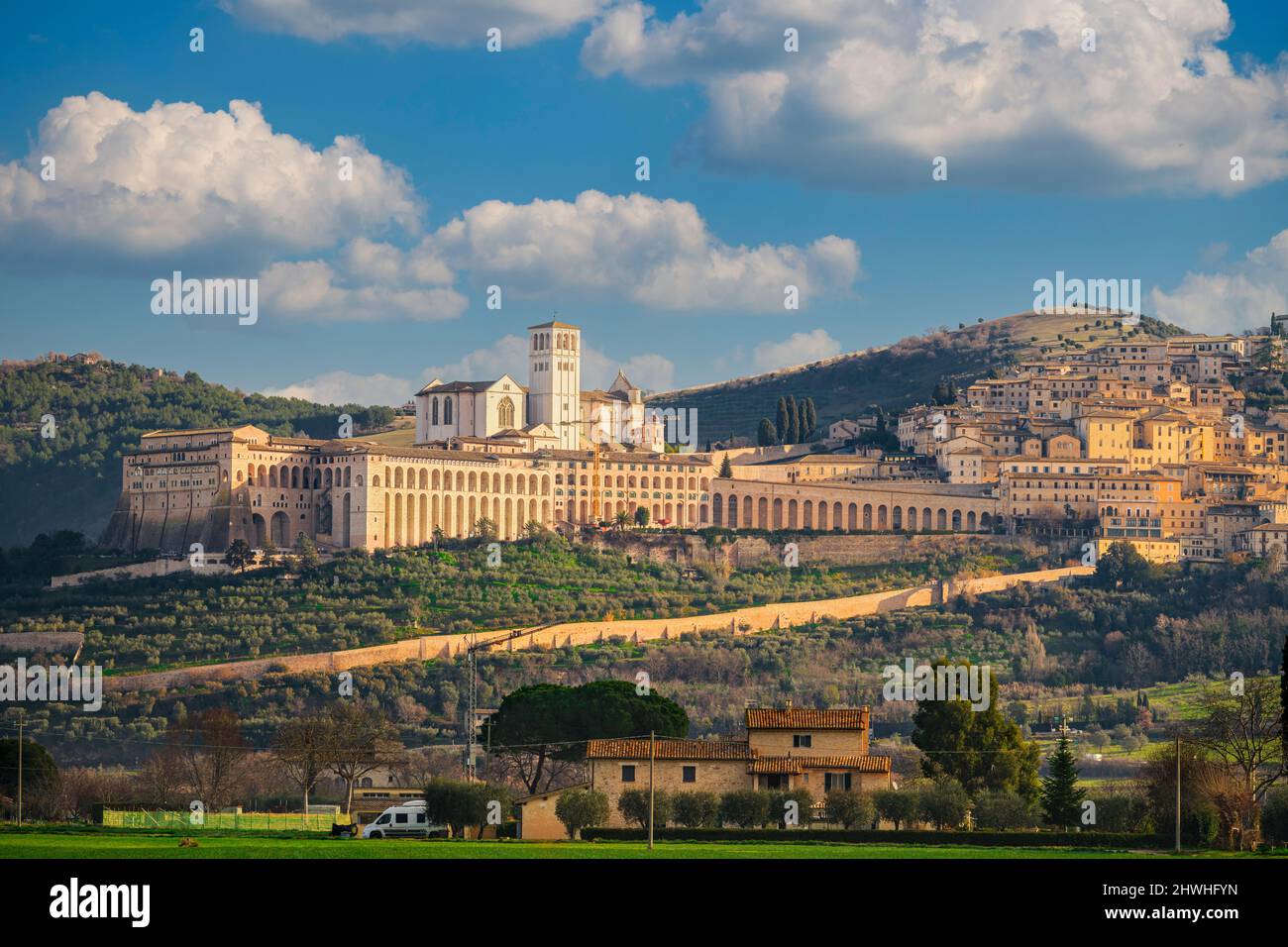 Assisi, die Skyline der italienischen Stadt mit der Basilika des Heiligen Franziskus von Assisi. Stockfoto