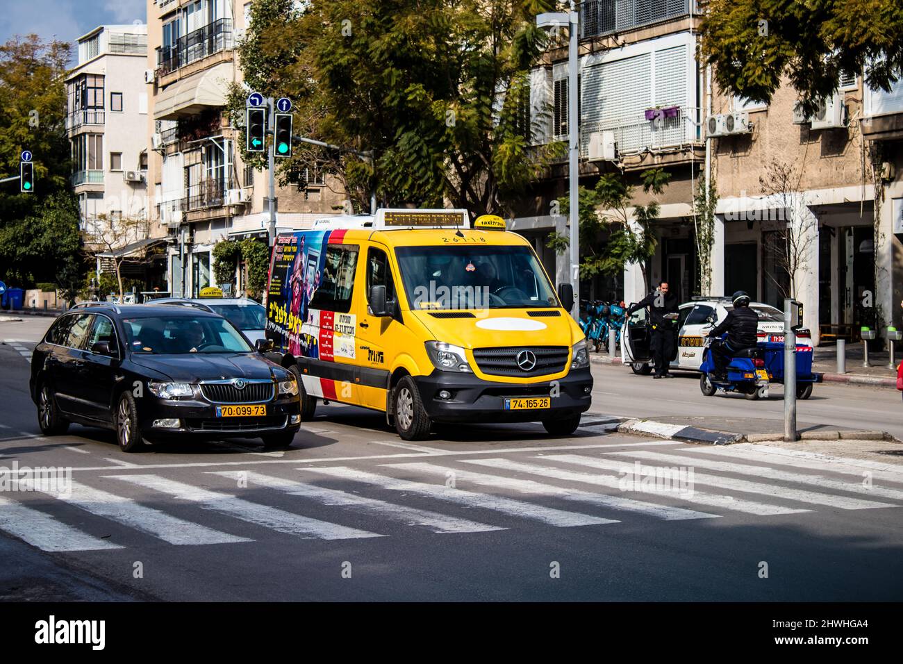 Tel Aviv, Israel - 04. März 2022 Taxifahrt auf den Straßen von Tel Aviv während des Coronavirus-Ausbruchs, der Israel getroffen hat, ist das Tragen einer Maske obligatorisch Stockfoto