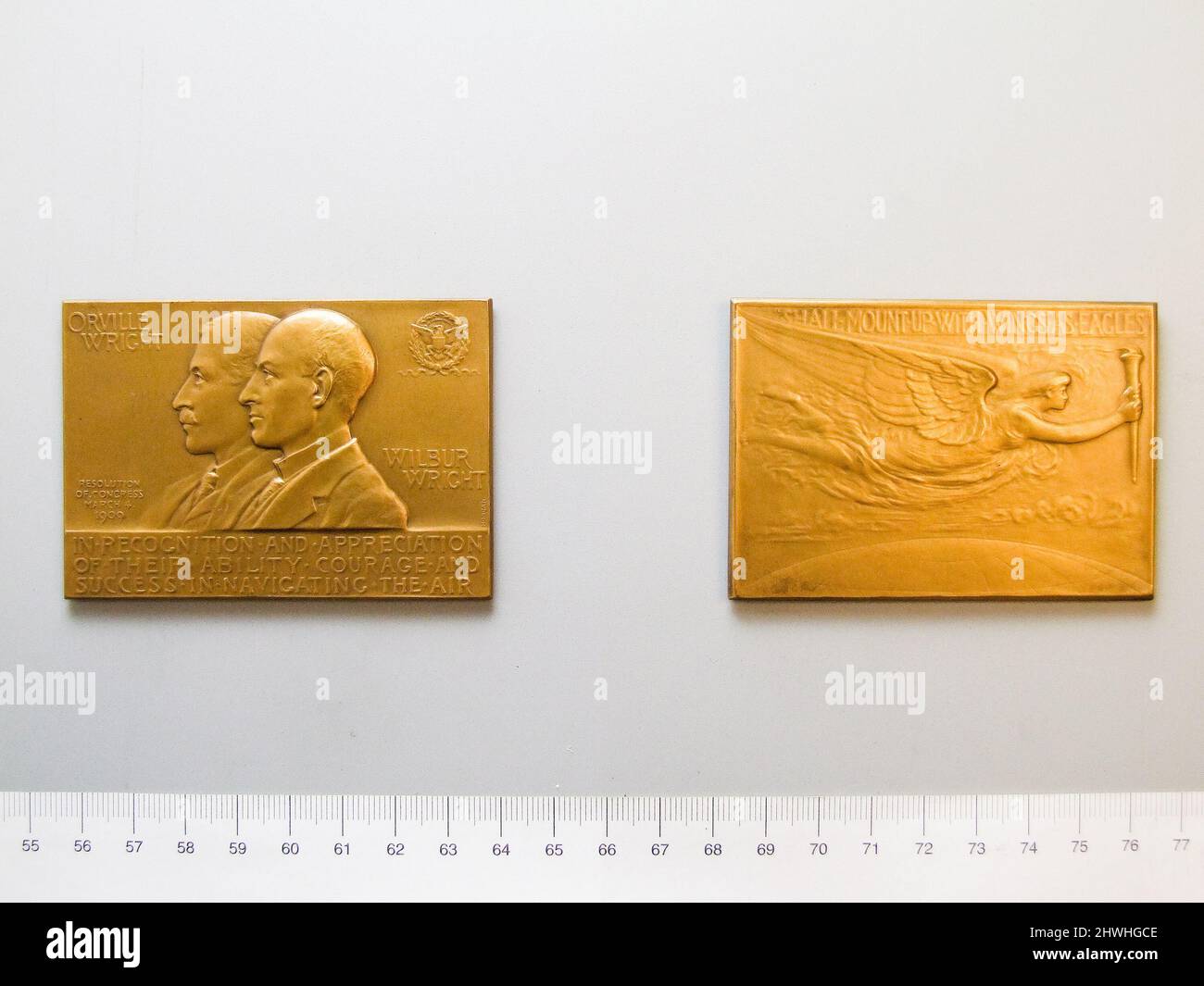 Bronzeplakette des Kongresses für die Gebrüder Wright. Künstler: George T. Morgan, Amerikaner, Geboren in England, 1845–1925 Künstler: Charles E. Barber, Amerikaner, Geboren in England, 1840–1917Honorand: Wilbur Wright, Amerikaner, 1867–1912Honorand: Orville Wright, Amerikaner, 1871–1948 Stockfoto