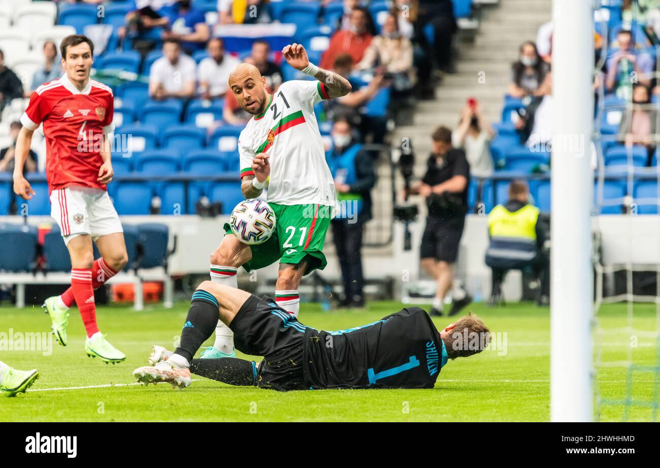 Moskau, Russland – 5. Juni 2021. Bulgarische Fußballnationalmannschaft Flügelspieler Momchil Tsvetanov gegen Russland Torwart Anton Shunin während der internationalen Fr. Stockfoto