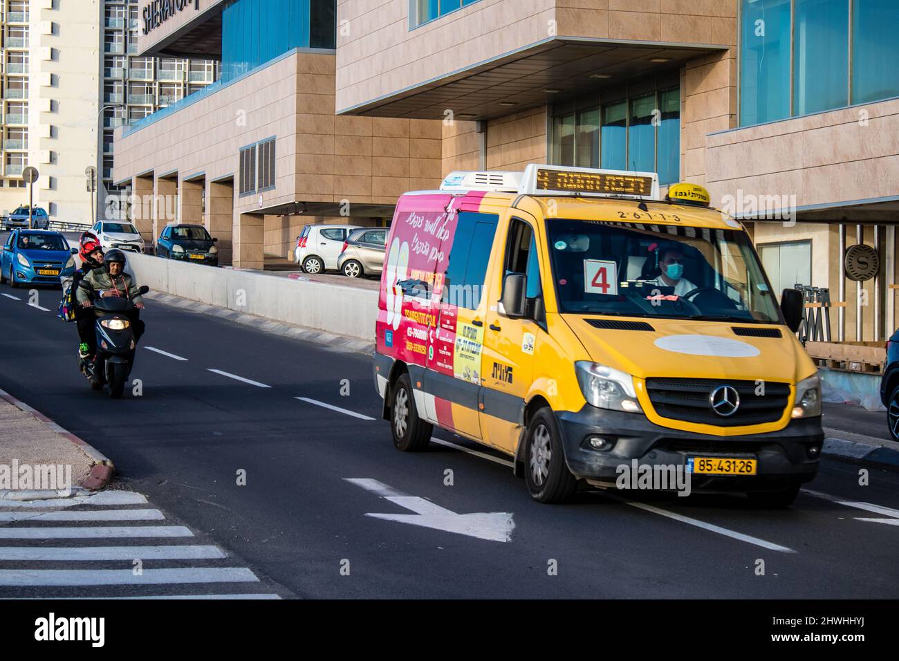 Tel Aviv, Israel - 04. März 2022 Taxifahrt auf den Straßen von Tel Aviv während des Coronavirus-Ausbruchs, der Israel getroffen hat, ist das Tragen einer Maske obligatorisch Stockfoto