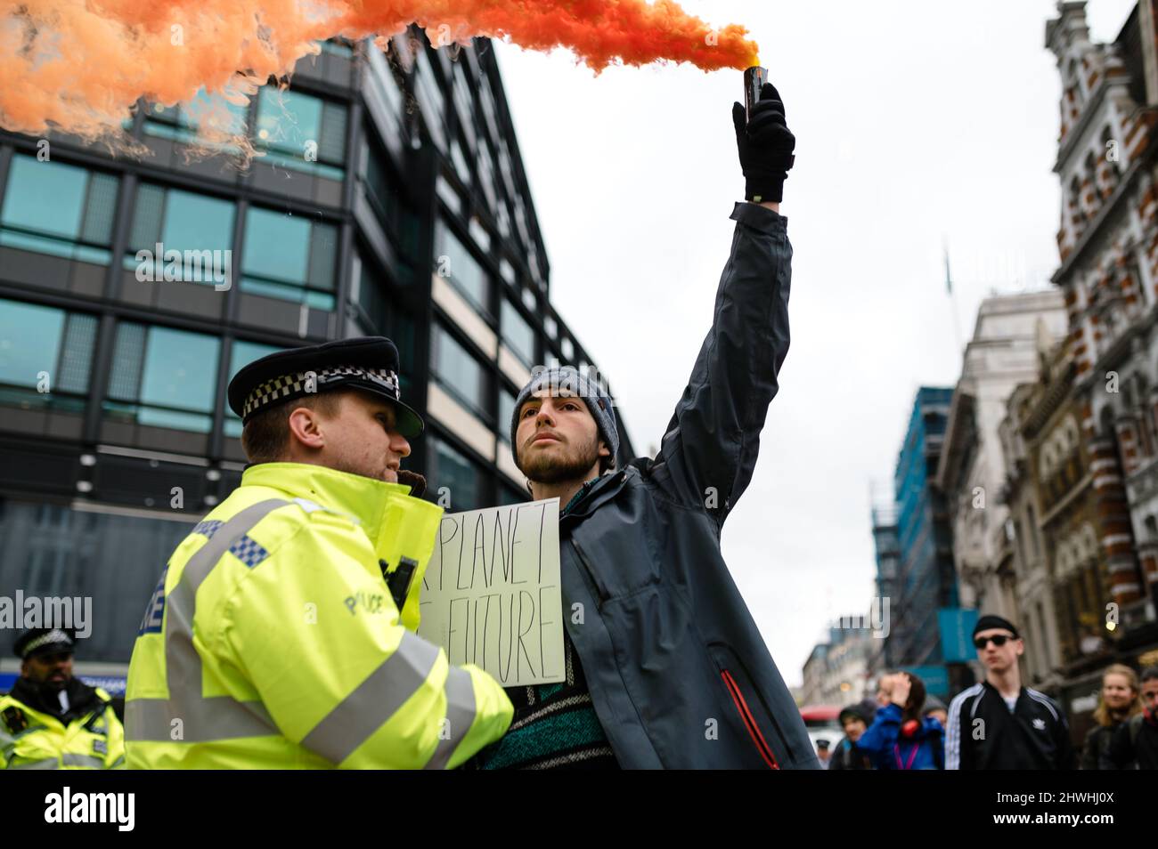 London, Großbritannien. 5. März 2022. Protestierende des Jugendklimas marschieren durch London und singen „Stoppen Sie einfach Öl“ Stockfoto