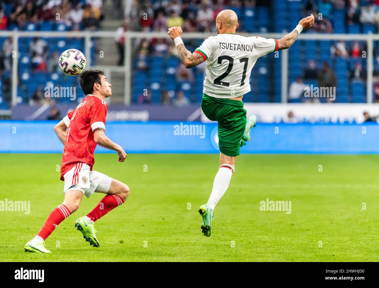 Moskau, Russland – 5. Juni 2021. Die bulgarische Fußballnationalmannschaft winger Momchil Tsvetanov gegen den russischen Verteidiger Wjatscheslaw Karavajew während der Internatio Stockfoto