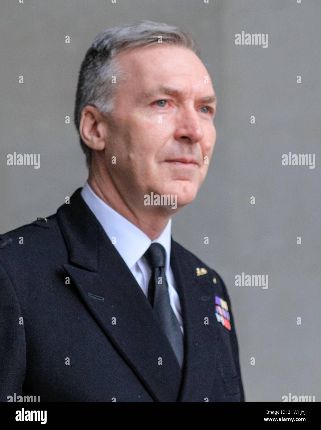 London, Großbritannien. 06. März 2022. Admiral Sir Antony David Radakin, KCB, ADC, (Tony Radakin) leitender Offizier der Royal Navy und britischer Chef des Verteidigungsstabs, bei der BBC im Zentrum von London für ein Interview. Kredit: Imageplotter/Alamy Live Nachrichten Stockfoto