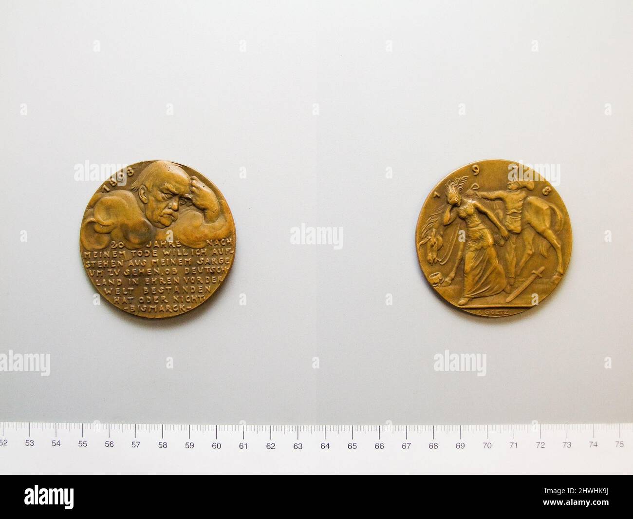 Medaille mit dem Titel „zwanzig Jahre Bismarcks Tod“ (BISMARCK, 20 JAHRE NACH MEINEM TOD). Künstler: Karl Goetz, Deutsch, 1875–1950 Stockfoto