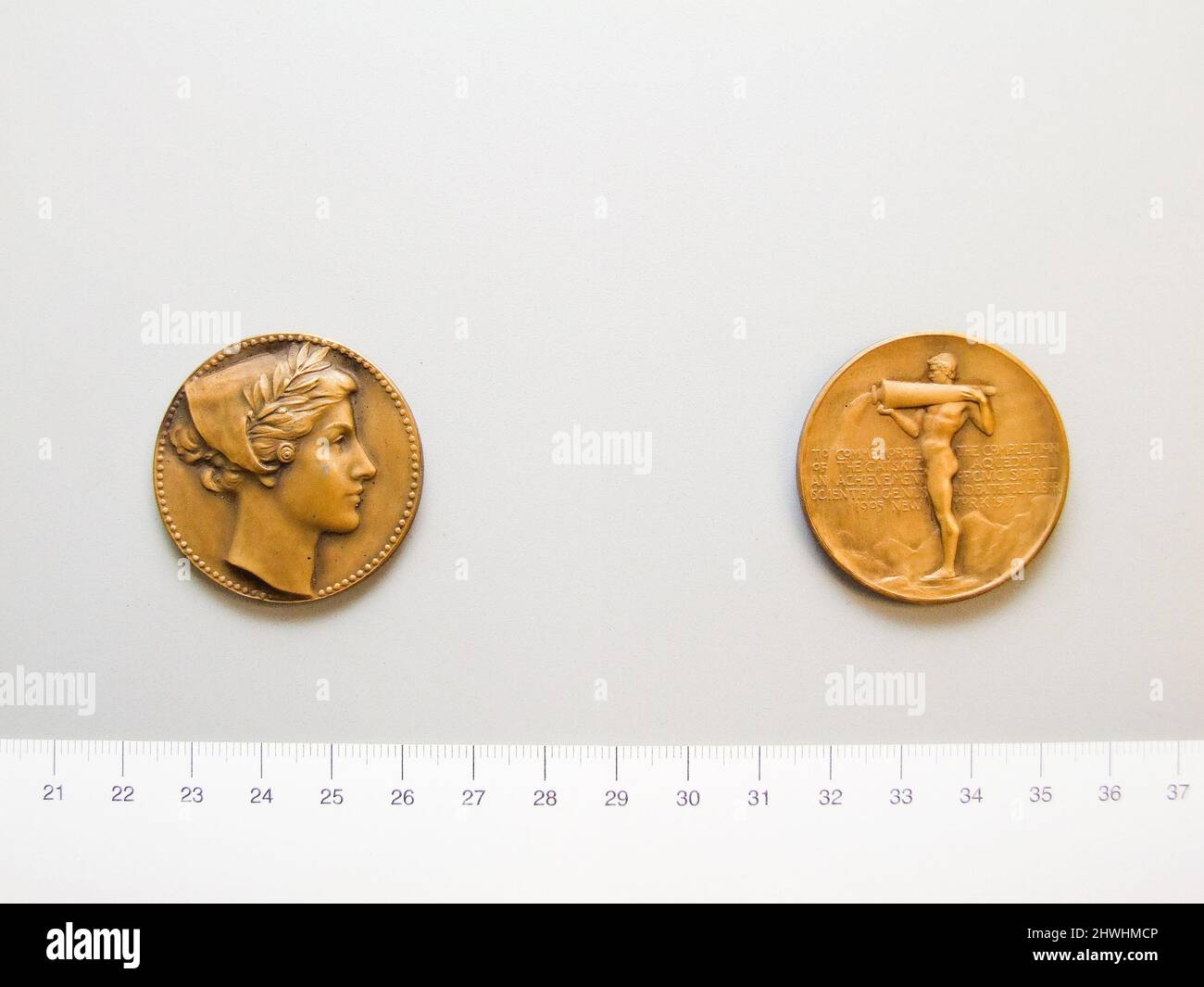 Medaille zum Gedenken an die Fertigstellung des Catskill Aquädukts 1917. Künstler: Daniel Chester Französisch, amerikanisch, 1850–1931Manufacturer: Medalic Art Co. Stockfoto