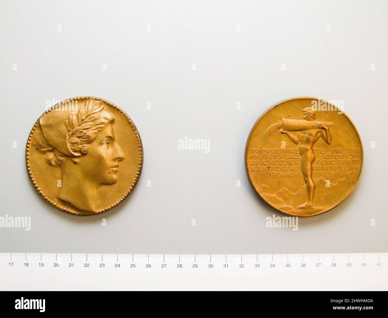 Medaille zum Gedenken an die Fertigstellung des Catskill Aquädukts 1917. Künstler: Daniel Chester Französisch, Amerikanisch, 1850–1931 Stockfoto