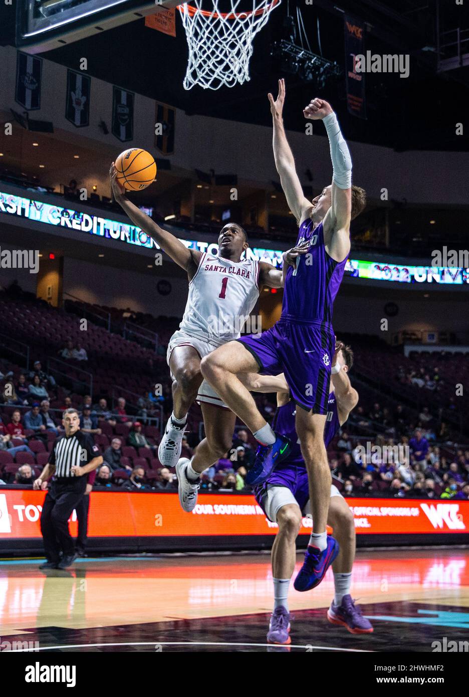 März 05 2022 Las Vegas, NV, USA der Wächter von Santa Clara, Carlos Stewart (1), fährt während des NCAA West Coast Conference Men's Basketball Tournament Quarterfinals-Spiels zwischen Portland Pilots und der Santa Clara Broncos zum Reifen. Santa Clara schlug Portland 91-67 in der Orleans Arena Las Vegas, NV. Thurman James/CSM Stockfoto