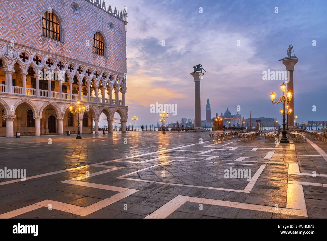 Venedig, Italien von der Piazzetta di San Marco auf dem Markusplatz am Morgen. (Text lautet: Gondelservice) Stockfoto