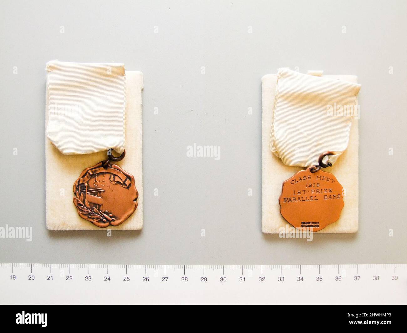 Hotchkiss School, erste Medaille für Parallelbarren, Klasse Meet. Hersteller: Hotchkiss School, gegründet 1891 Künstler: Unbekannt Hersteller: College Shops Stockfoto
