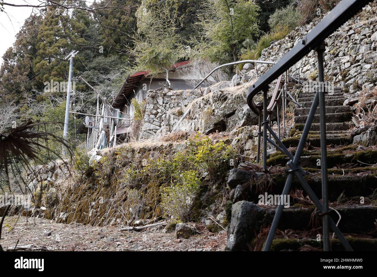 0ozore, Shizuoka, Japan, 04-22-2021, Einschienenbahn im verlassenen Dorf Natsuyaki, in der Präfektur Shizuoka, Japan. Stockfoto