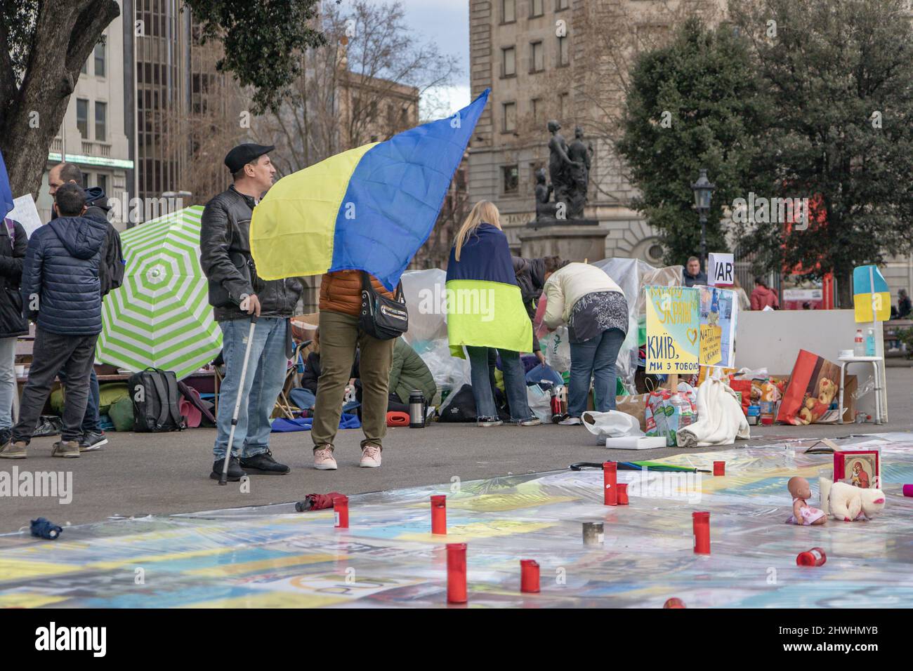 BARCELONA, SPANIEN-5. MÄRZ 2022: Menschen protestieren in Barcelona auf der Placa de Catalunya, um die Unterstützung der Ukraine zu fordern und Putin zu fordern, den Krieg zu beenden. Stockfoto