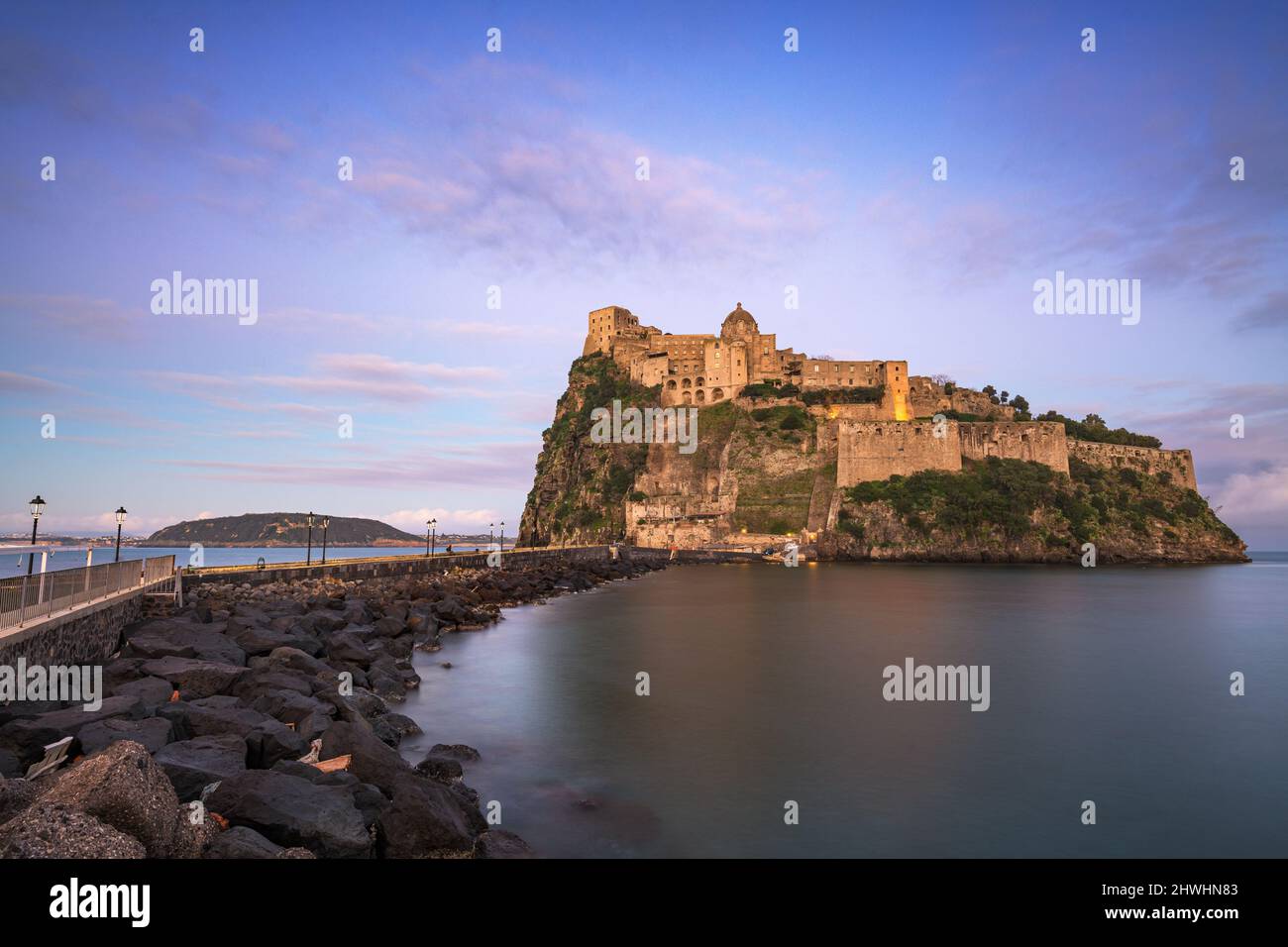 Ischia, Italien mit aragonesischem Schloss im Mittelmeer im Morgengrauen. Stockfoto