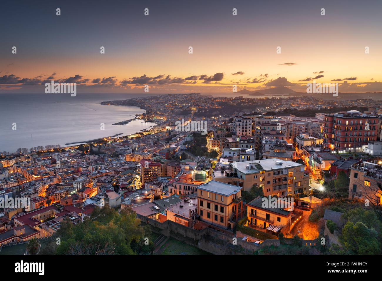 Neapel, Italien am Golf von Neapel in der Abenddämmerung. Stockfoto