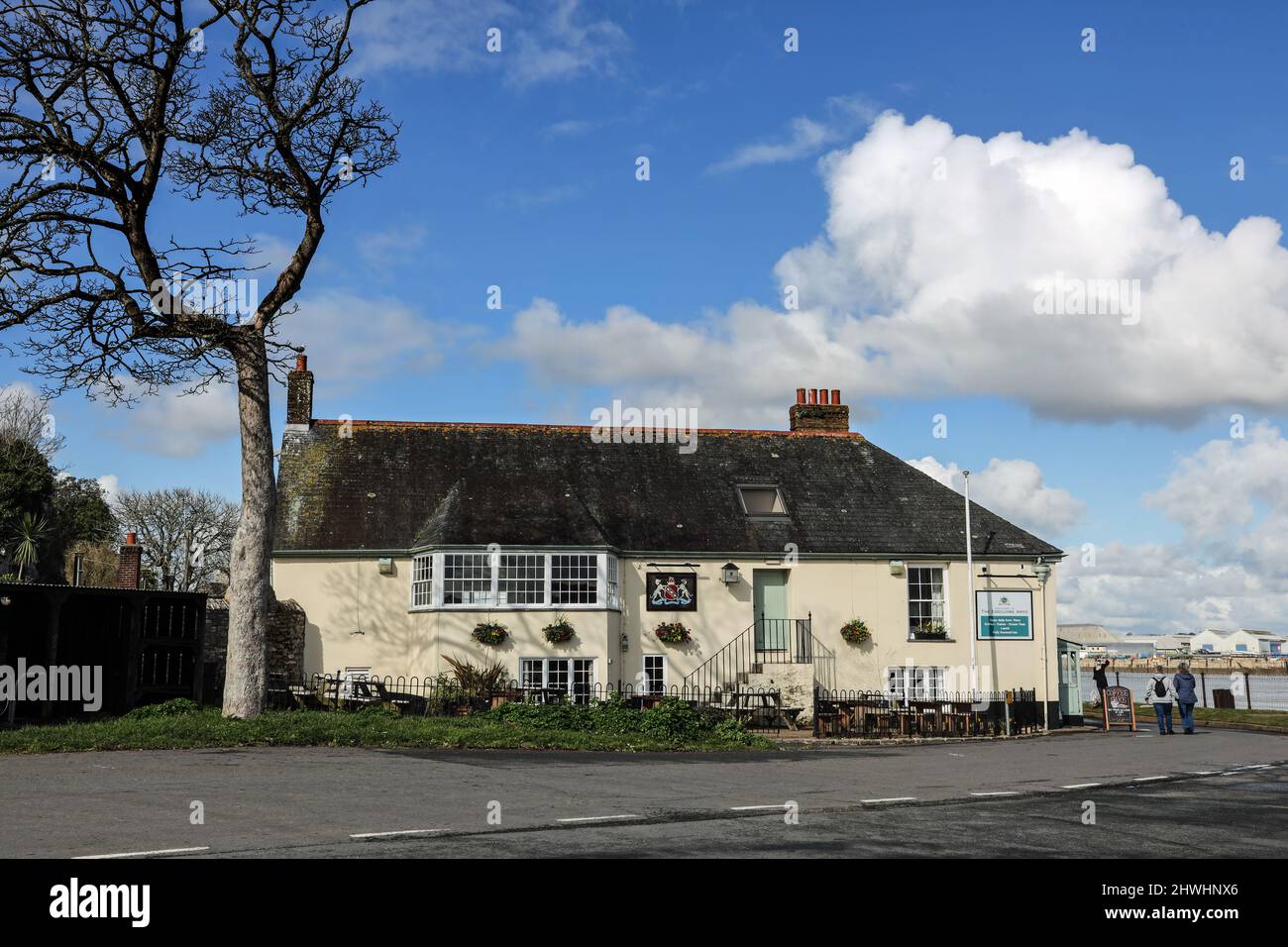 Am Ufer des Flusses Tamar bietet das Edgcumbe Arms in Cremyll einen wunderschönen Blick über die Hamoaze bis zum Mount Wise in Devonport und dem Royal William Stockfoto