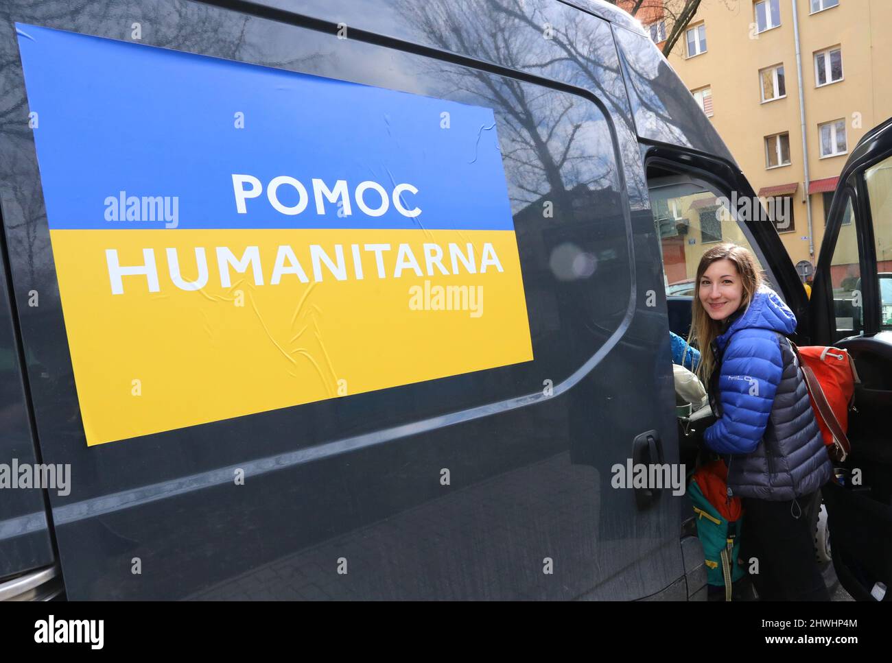 Das polnisch-ukrainische Ehepaar Szymon Makuch und Oksana Shmygol reisten mit viel humanitärer Hilfe nach Lwiw. Gruppe von Freunden hilft. Stockfoto